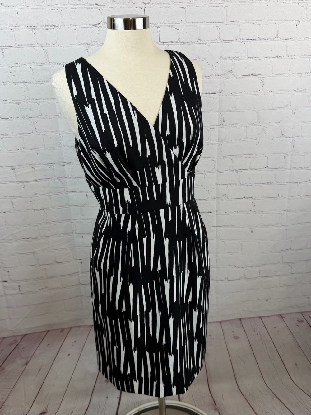 Jessica Howard Black and White V-Neck Midi Sheath Dress